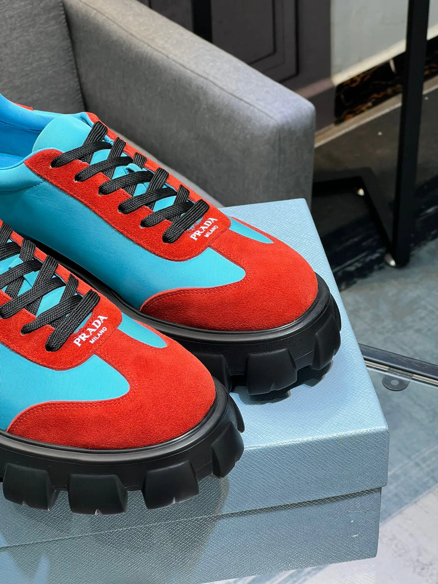 Men's shoes 💰540 Prada Latest 2025ss spring and summer catwalk series Thick-soled platform platform Casual sports shoes Couple style ☑️ Bold contrasting bright colors and fashionable combination Casual sports style design with exquisite details Classic personalized gear thick sole Increased comfort and unique modern trend style 🚩 Fabric: Cowhide ➕ Cloth Lining: Sheepskin Outsole: Original molded ultra-light foam material Sole thickness: 4.5CM Size: 35-45 (Female 40, Male 45, customized, non-returnable)